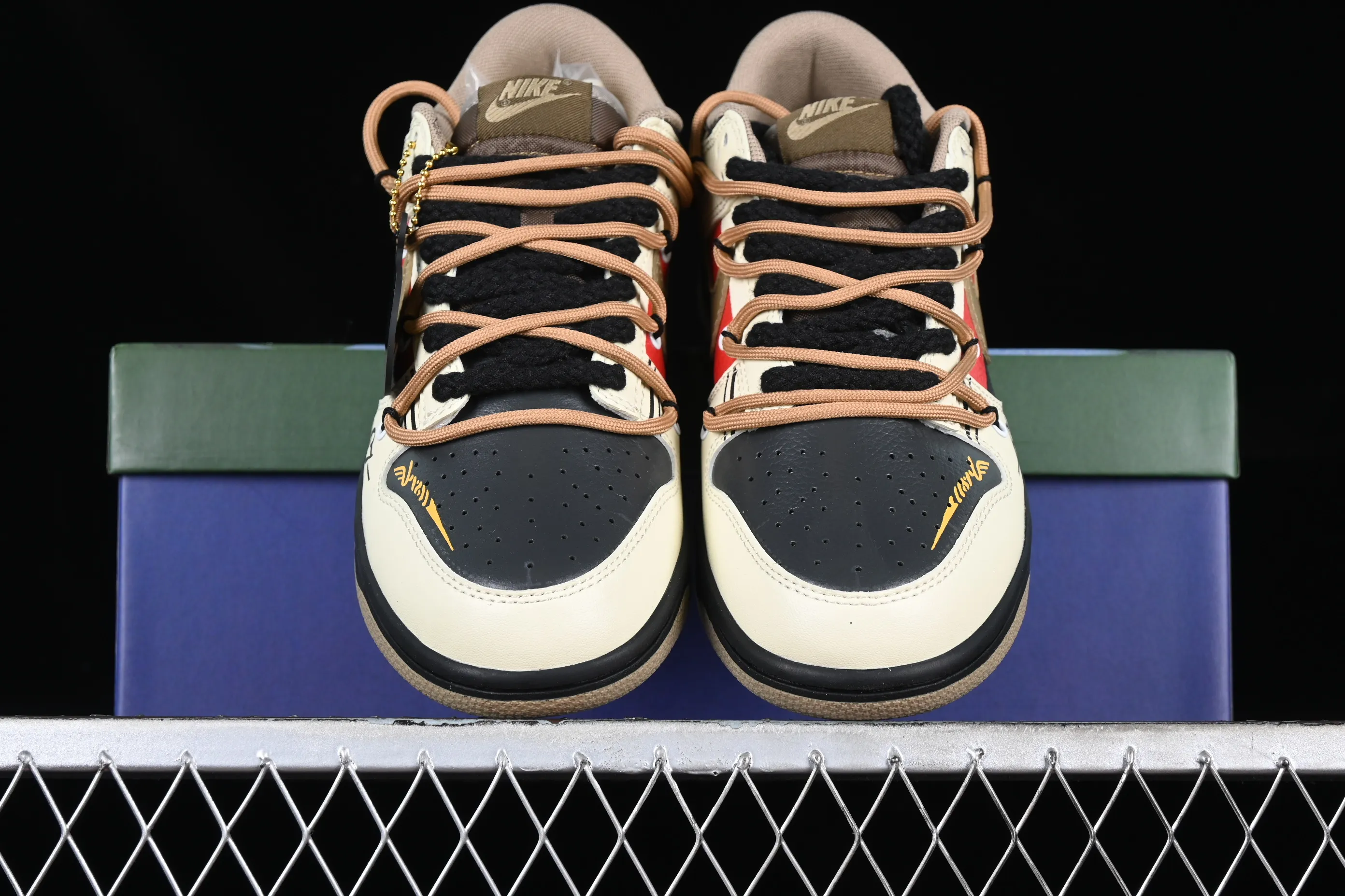 All Categories Nk SB Dunk Series Nk SB Dunk Low Low-top sneakers Nk Dunk Low Panda Prank-Retro Street Red Blue Brown Medieval Star SB strap low-top casual sneakers DJ6188-200
